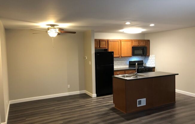 1 bed, 1 bath, 775 sqft, $1,300, Unit 1605E