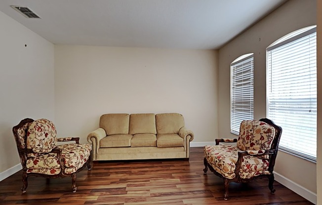 589 ERROL PKWY
