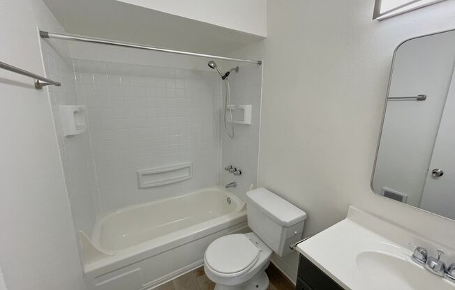 2 beds, 1 bath, 890 sqft, $1,595, Unit 16