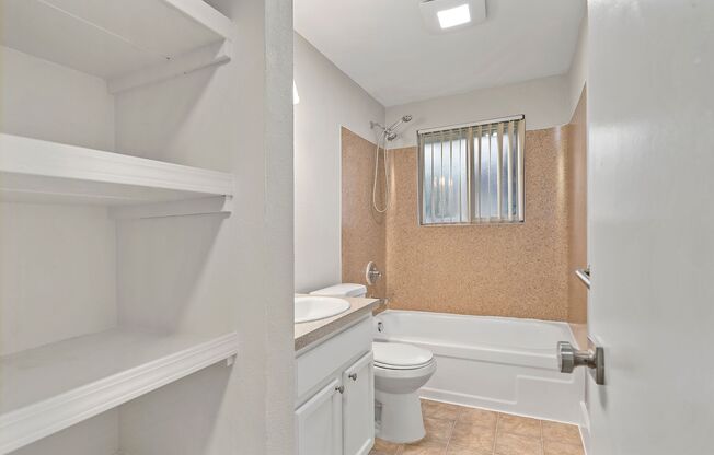 3 beds, 1 bath, 864 sqft, $1,895, Unit 16