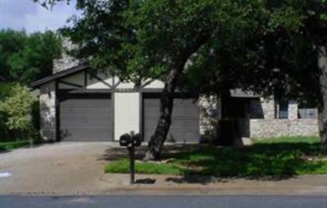 NICE 3 BEDROOM AND 2 BATH DUPLEX IN GREAT LOCATION