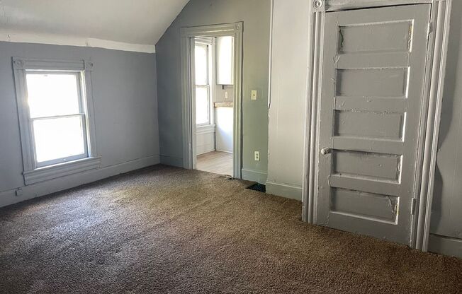 2 beds, 1 bath, 980 sqft, $850, Unit Up