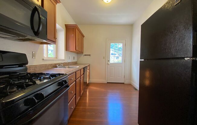 Spacious Two Bedroom Townhouse in Squirrel Hill! Fully Equipped Kitchen & W/D Included! Call Today