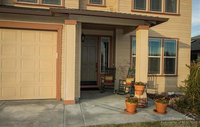 NE House Pet Friendly, 4 Bdrm, 2.5 Bath, Bonus Room, Office, Gas Heat/fireplace, A/C