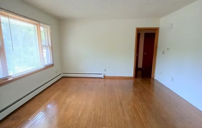 2 beds, 1 bath, 903 sqft, $1,290, Unit D-1