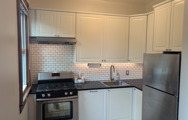 2 beds, 1 bath, $3,300, Unit Upper