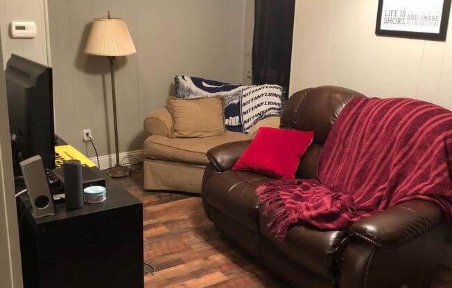 1 bed, 1 bath, 700 sqft, $1,300, Unit Rear