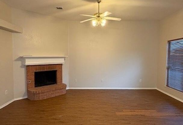 Cozy 3 Bedroom, 2 Bathroom Home with plenty of space, Arlington ISD!