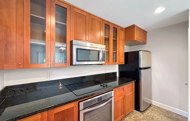 Upgraded & Spacious 2BD/2BA Condo in La Jolla Colony W/ Community Pool/Spa & Laundry!