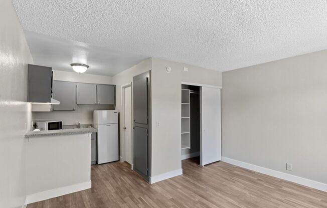 Studio, 1 bath, 275 sqft, $949, Unit 40