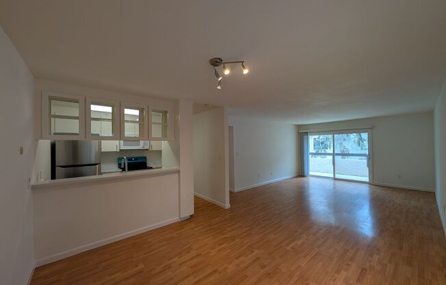 3 bed / 2 bah Condo. Hardwood floor, forced heat, lots of HOA amenities