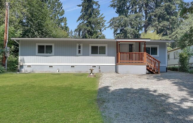 Fabulous 3 bedroom home with outbuilding and large fully fenced yard!