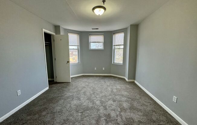 3 beds, 1 bath, $1,325, Unit 3C