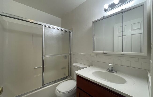 Corner unit - Nice and clean 4 beds 2 baths located in conveniently Laurel District.