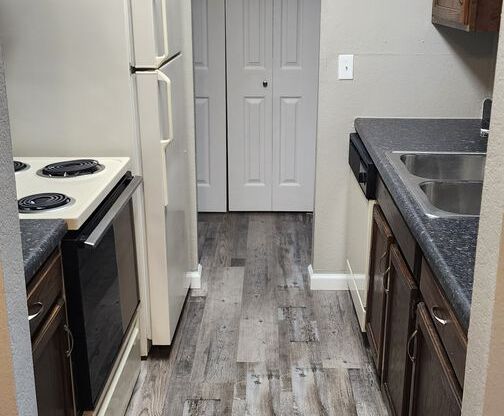 2 beds, 1 bath, 885 sqft, $750, Unit 215