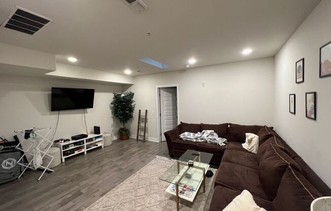2 beds, 2 baths, 1,100 sqft, $2,200, Unit Unit 1