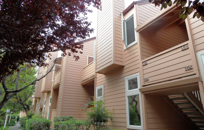 3 bed/2 bath Upstairs condo! Hardwood floor, full kitchen, washer/dryer
