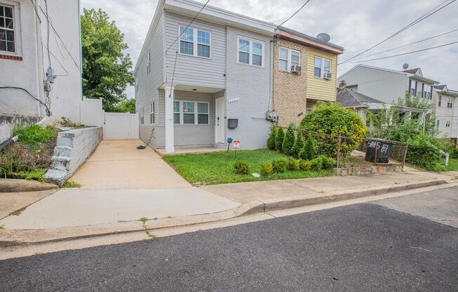 Lovely 3 BR/2.5 BA End Unit Townhome in Deanwood!