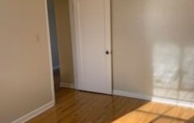 2 beds, 1 bath, $1,600, Unit 35