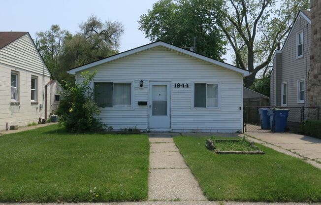 1944 Garrick 3bed/1 bath Ranch with garage, and first floor laundry located in Warren