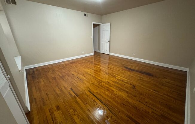 3 beds, 1 bath, $1,300, Unit 4834 #103