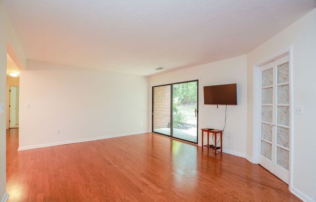 Comfortable 2-Bedroom Apt in Desirable Turtle Creek Community