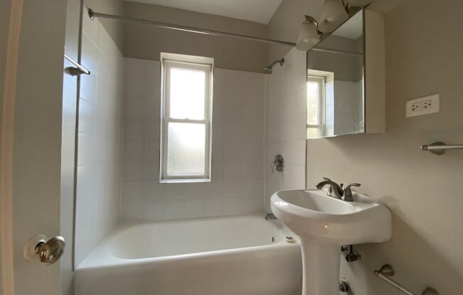 Full bathroom with a tub - George Spoor Studio