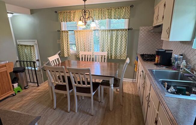 Spacious Lake Walker 3bd/2.5ba Home! Available now