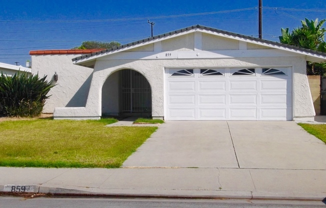Adorable house in awesome Carson location w/beamed ceilings, fireplace, large yard, central A/C & 2-car garage