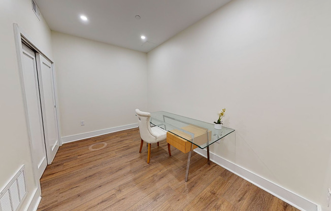 2 beds, 1 bath, 888 sqft, $2,695, Unit 914