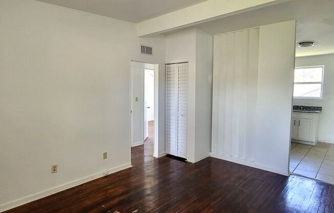 2BR / 1 BA Riverside Upstairs Apartment w/ Off-street Parking