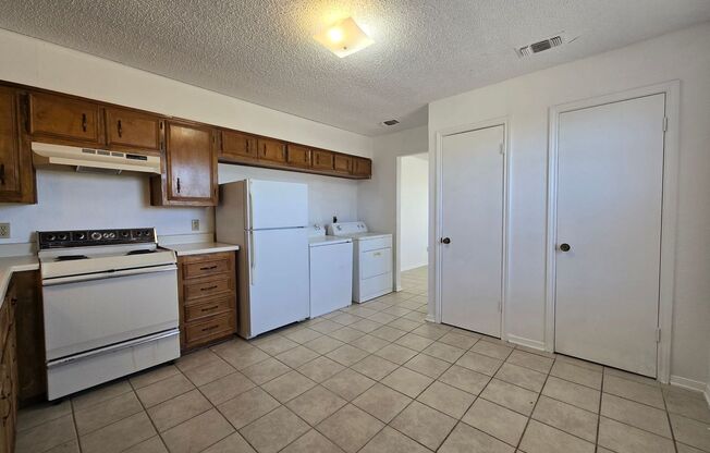 2 beds, 1 bath, $895, Unit 501 Northern Dove Lane - Unit C