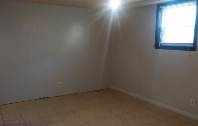 Studio, 1 bath, 400 sqft, $550, Unit 1