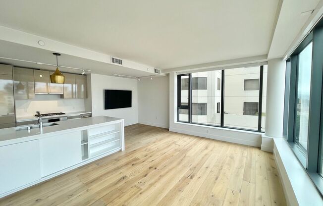 Premier Condominium Close to Everything! 2Br/2Ba, 8th Floor, Corner Unit, City Living! Washer/Dryer, Parking, VIEWS! PROGRESSIVE