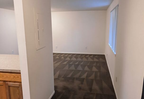 2 beds, 1 bath, 750 sqft, $1,195, Unit 31