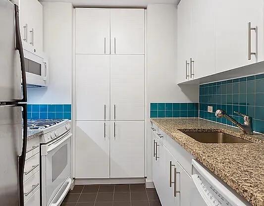 1 bed, 1 bath, $4,600, Unit 2J