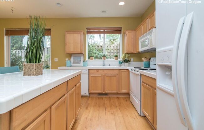 Beautiful Modern 3 Bedroom Townhouse with All the Bells & Whistles in Beaverton