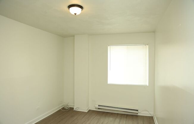 2 beds, 1 bath, $1,400, Unit Apt #03