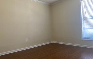 Beautiful Lake Plaza 1 Bedroom / 1 Bath Condo - Awesome Location