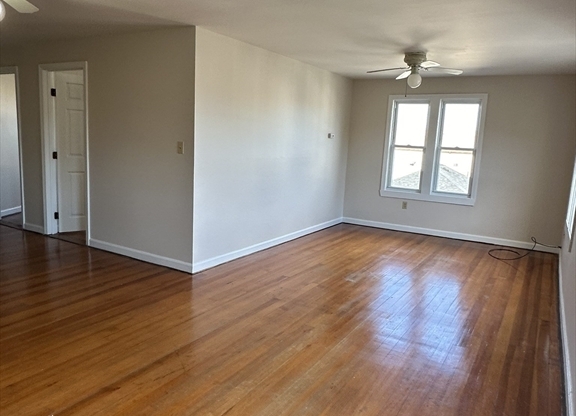 3 beds, 1 bath, 912 sqft, $1,800, Unit 5