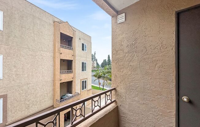 Modern 2B/2BA Condo with Balcony & Amenities in La Jolla