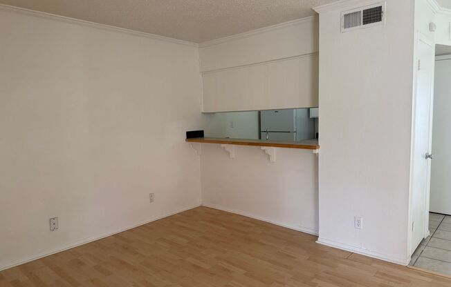 1 bed, 1 bath, 700 sqft, $1,024, Unit LAW9-303