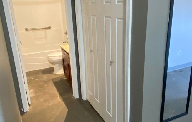 1 bed, 1 bath, 885 sqft, $850, Unit 520