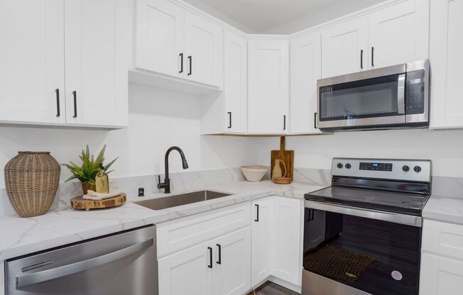 Beautiful Renovated 2 Bed/1 Bath Unit