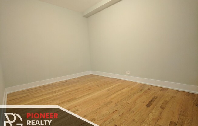 425 W Roscoe St