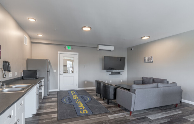 4 beds, 2 baths, $2,600, Unit 109-308