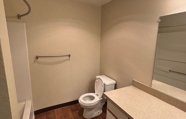 1 bed, 1 bath, 817 sqft, $1,300, Unit 137