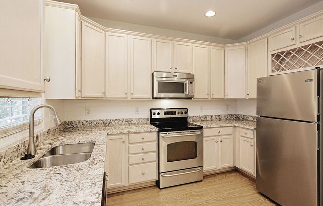 $500 Move-in Special! End-Unit Townhome Convenient to 5th St Station, Downtown, & UVA