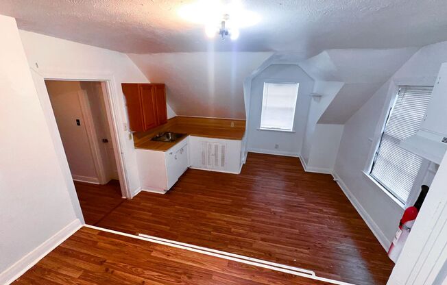 1142 Lyle St