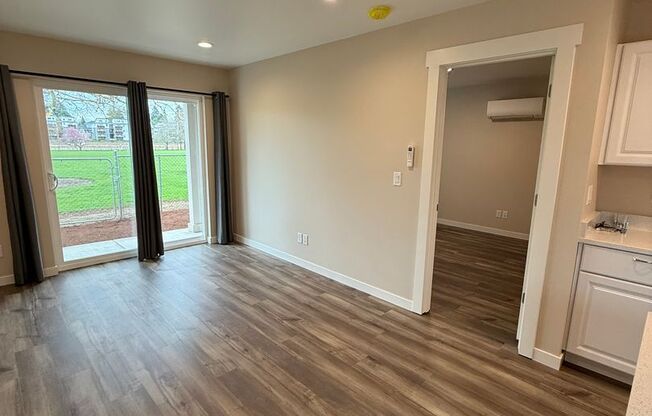 Modern Luxury 1 Bedroom with Open Kitchen & Private Yard- RENT SPECIAL